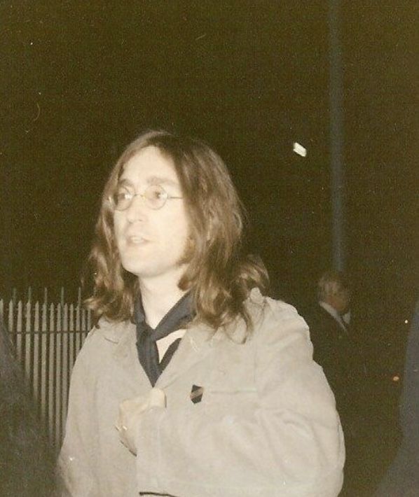 thinklennon's tweet photo. the scarf 💘 https://t.co/sJQKVAoG0G