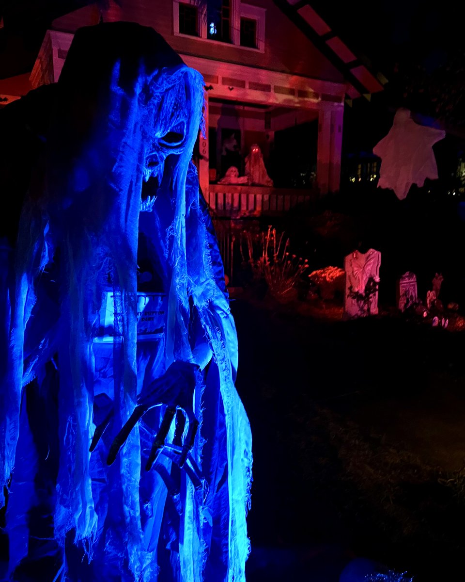 Did you know Louisville has its own Halloween Street? 🎃 Over the past two decades, the residents of Hillcrest Avenue have been known to go above and beyond with their Halloween-inspired yard décor. 🏠👻 Check out dozens of houses along the street throughout the month of October.