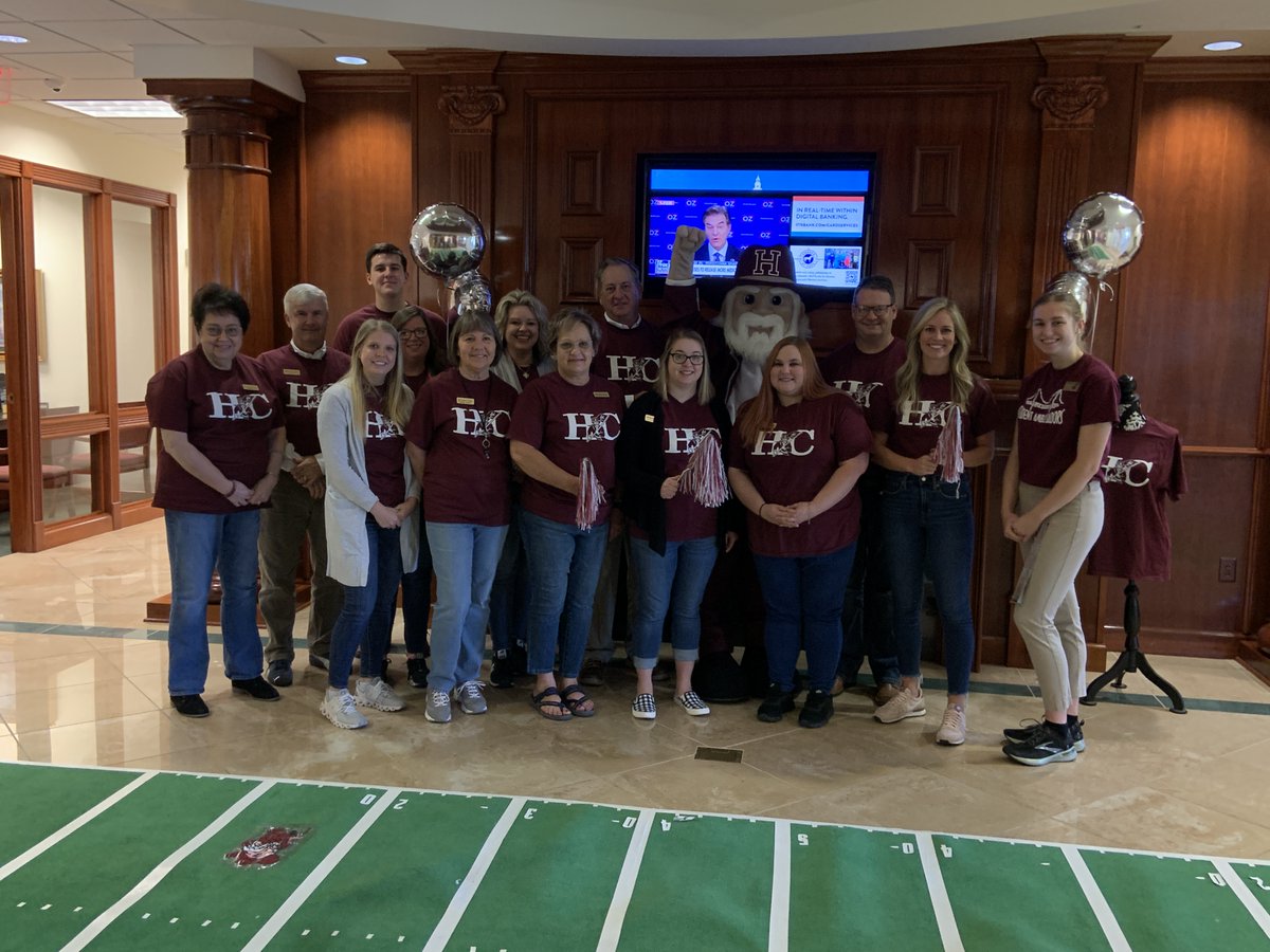 HendersonSchool's tweet photo. It was a great morning for Colonel Movement! The Colonel stopped by Henderson County Public Library Independence Bank and Owensboro Health. @HCHSColonels @hcplky @1776Bank @OwensboroHealth https://t.co/NJc6TyO4ah