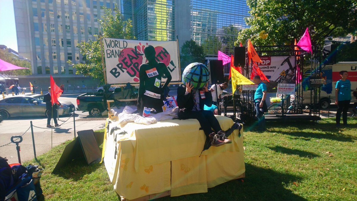 bigshiftglobal's tweet photo. We are protesting in DC w/ @urgewald @ShutDown_DC @ArmInArm_DC @RecourseTeam @StopMoneyPipe &amp; civil society partners from around the world to demand @WorldBank end fossil financing now!🔥Join us by signing our vote of no confidence: https://t.co/zemCVxQ87p #WorldBankWorldProblems https://t.co/UU49dzxzp1