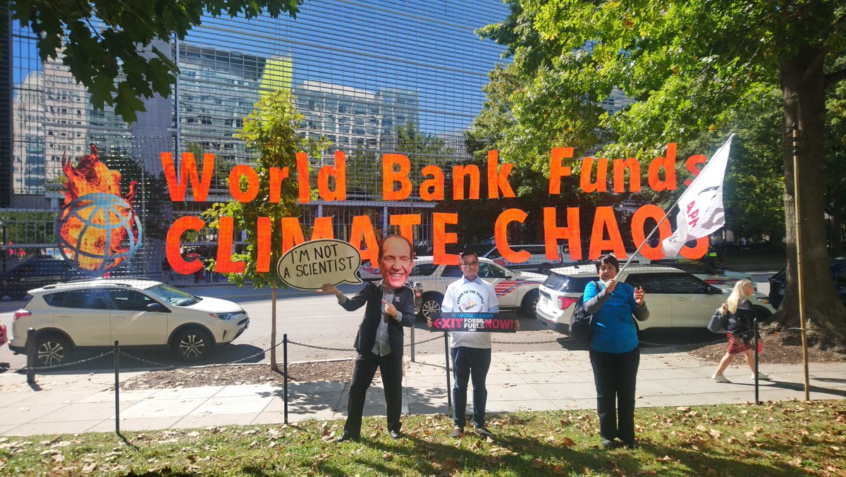 bigshiftglobal's tweet photo. We are protesting in DC w/ @urgewald @ShutDown_DC @ArmInArm_DC @RecourseTeam @StopMoneyPipe &amp; civil society partners from around the world to demand @WorldBank end fossil financing now!🔥Join us by signing our vote of no confidence: https://t.co/zemCVxQ87p #WorldBankWorldProblems https://t.co/UU49dzxzp1