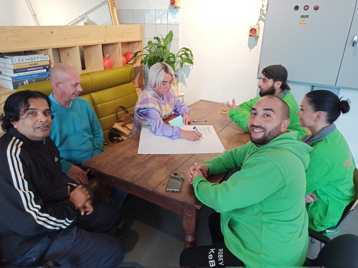 ernatruijens's tweet photo. Een levendige bijeenkomst met de bewoners van Hillesluis en Bloemhof. #indewijk dank aan de ‘Buurtpreventie Hillevliet’ en @IngridCoenradie @FaouziAchbar #stichtingdeharmonie #samensterk https://t.co/mN3bT75r3o