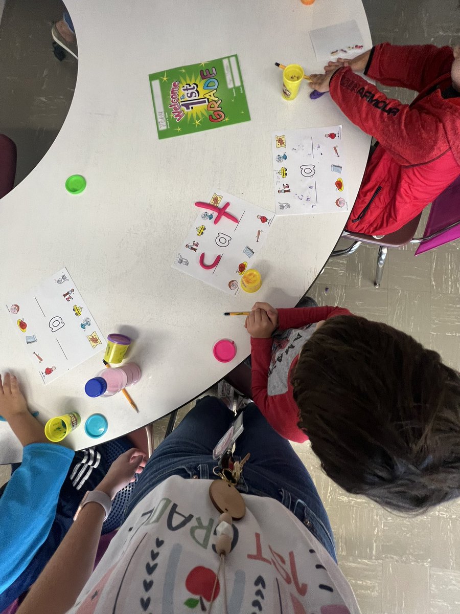 MissMusto29's tweet photo. Short a worksheet, playdoh, and friends: it’s all you need! 📝🐱#OceanPride #OTESpride #SpartanLegacy https://t.co/6ajYV7kkI8