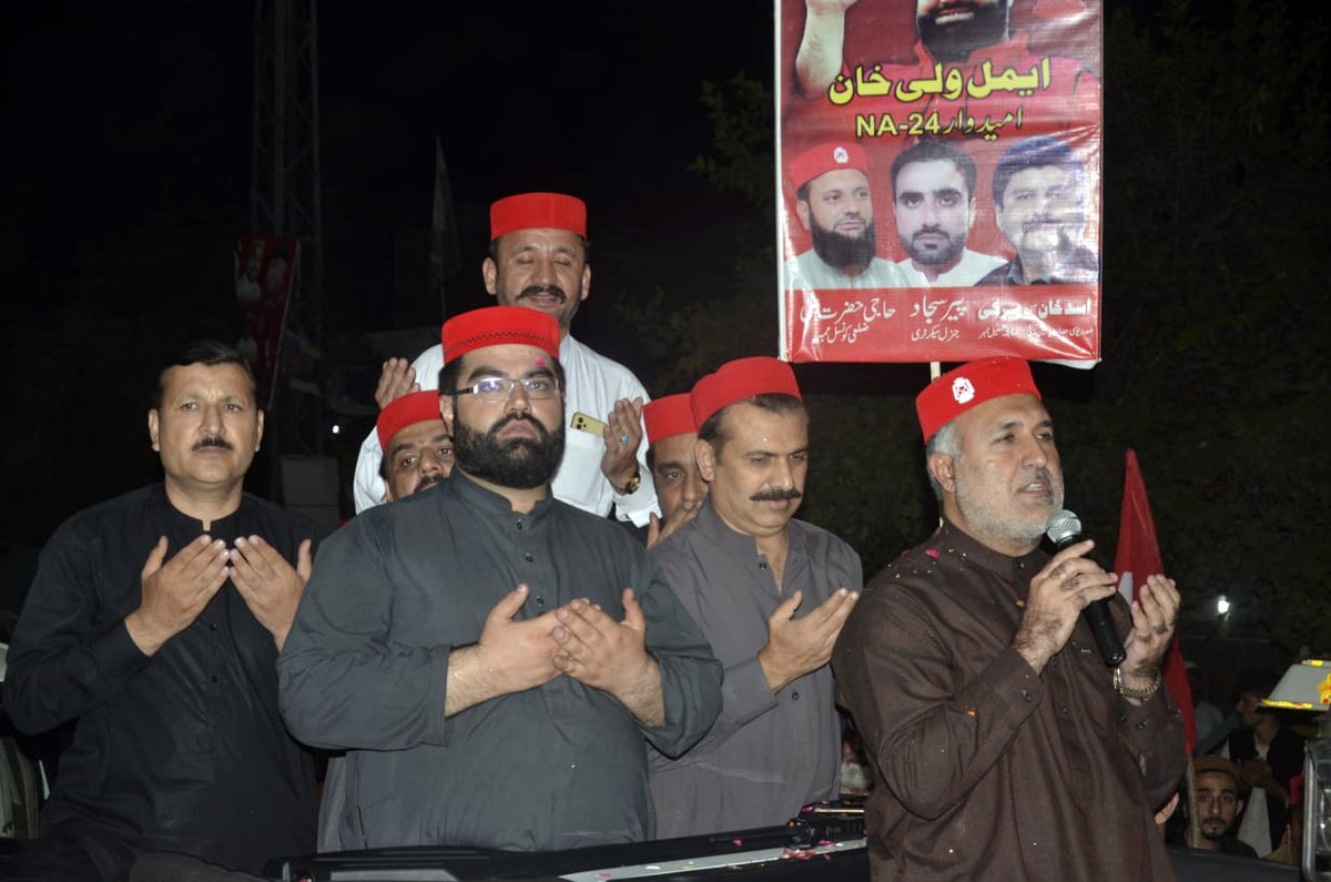 ANPMarkaz's tweet photo. این اے 24 چارسدہ، صدر عوامی نیشنل پارٹی خیبر پختونخوا ایمل ولی خان کی قیادت میں عظیم الشان ریلی، رجڑ بائی پاس (زوڑ بازار) پر کارکنان و ذمہ داران کا صوبائی صدر ایمل ولی خان کے قافلے کا پرتپاک استقبال۔

#Vote4Laltain |  #CharsaddaANPKa https://t.co/hpik3UAgV9