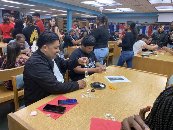 Santaluces_LIA's tweet image. Since LIA is also about how to work together, communicate and brainstorm we had our parents do an activity last night at parent night that incorporated all those things. They had a blast!! Great time and participation! #standformore @latinosinacti0n @Prin_Robinson