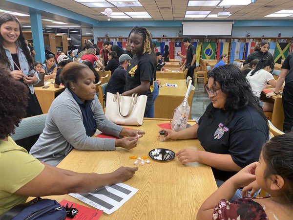 Santaluces_LIA's tweet image. Since LIA is also about how to work together, communicate and brainstorm we had our parents do an activity last night at parent night that incorporated all those things. They had a blast!! Great time and participation! #standformore @latinosinacti0n @Prin_Robinson
