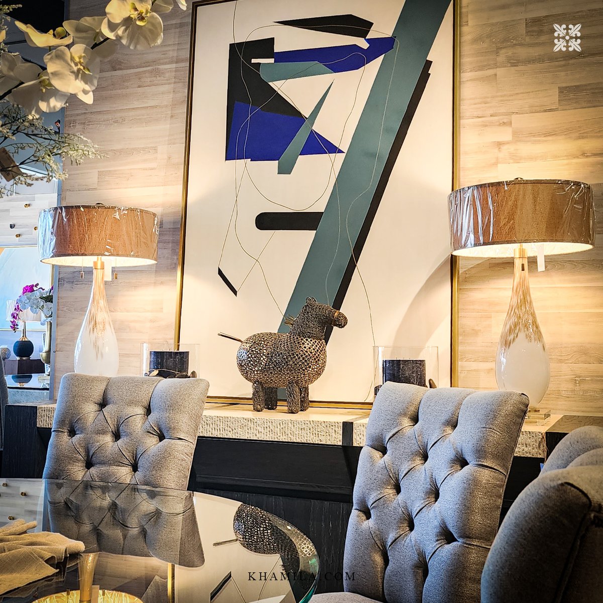 khamila_fb's tweet photo. Create a warm and inviting dining space with a round glasstop table - perfect for entertaining!

#diningroom #diningchairs #chairs #furniture #tablelamos #paintings #sidetable #furniturestore #furnitureinsanantonio #newhome #interiordesign #furnishing https://t.co/6B350DSRco