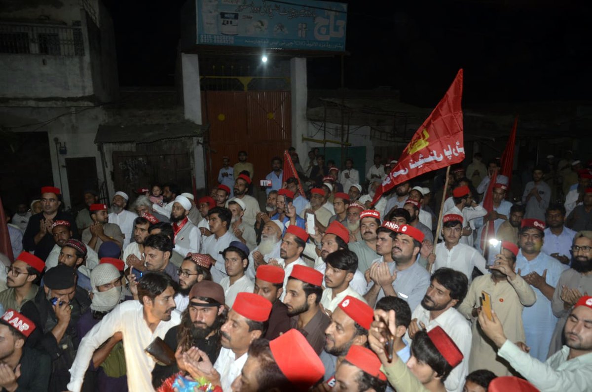 ANPMarkaz's tweet photo. این اے 24 چارسدہ، صدر عوامی نیشنل پارٹی خیبر پختونخوا ایمل ولی خان کی قیادت میں عظیم الشان ریلی، رجڑ بائی پاس (زوڑ بازار) پر کارکنان و ذمہ داران کا صوبائی صدر ایمل ولی خان کے قافلے کا پرتپاک استقبال۔

#Vote4Laltain |  #CharsaddaANPKa https://t.co/hpik3UAgV9