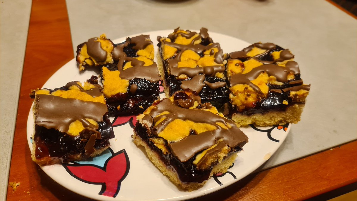 Pogotowie_IT's tweet photo. Naszła mnie ochota na coś słodkiego.
#ciateczka #kruche 🍪 z #konfiturą #malinową  i #polewą z #mlecznej #czekolady 🥛🍫
No to sobie zrobiłem 
@pluszysta jak masz ochotę to wskakuj w auto 😏😁 https://t.co/V7oET9er83