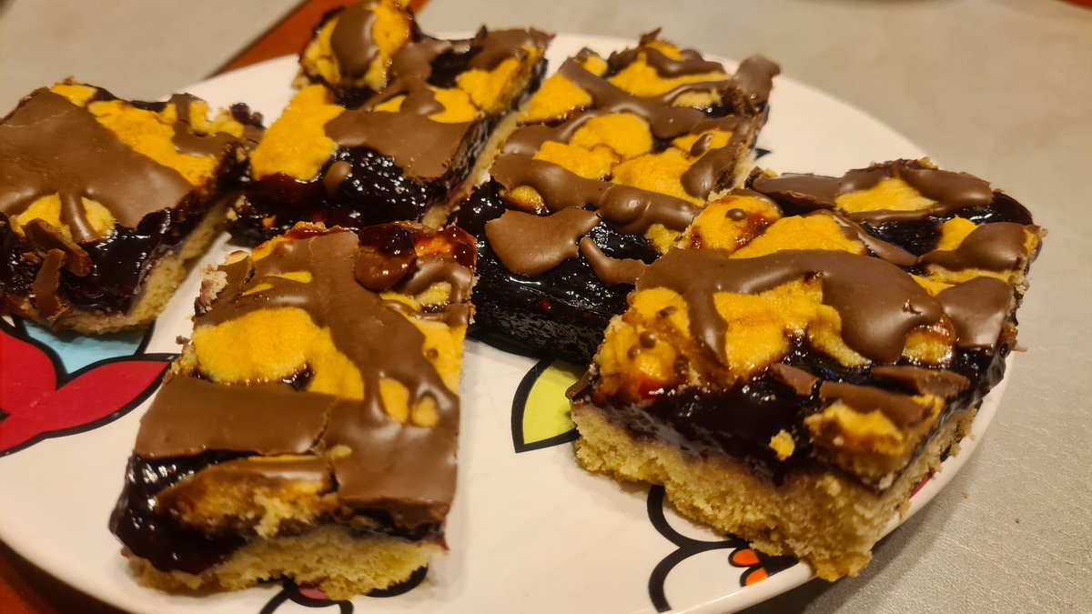 Pogotowie_IT's tweet photo. Naszła mnie ochota na coś słodkiego.
#ciateczka #kruche 🍪 z #konfiturą #malinową  i #polewą z #mlecznej #czekolady 🥛🍫
No to sobie zrobiłem 
@pluszysta jak masz ochotę to wskakuj w auto 😏😁 https://t.co/V7oET9er83