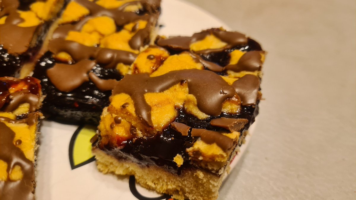 Pogotowie_IT's tweet photo. Naszła mnie ochota na coś słodkiego.
#ciateczka #kruche 🍪 z #konfiturą #malinową  i #polewą z #mlecznej #czekolady 🥛🍫
No to sobie zrobiłem 
@pluszysta jak masz ochotę to wskakuj w auto 😏😁 https://t.co/V7oET9er83