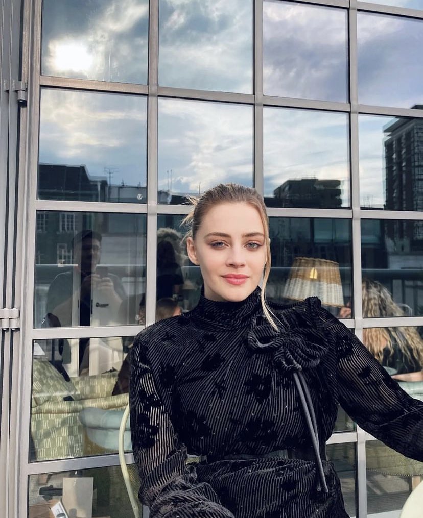 rxdsire's tweet photo. josephine langford is the prettiest girl ever. ♡ https://t.co/kdefDtml9P