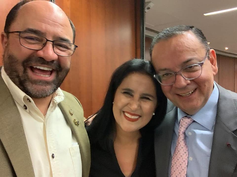 AdriJuris's tweet photo. Felicidades @EmilioAlvarezI por tu 4to informe legislativo, gracias por tu lucha auténtica e incansable a favor de los derechos humanos de las y los mexicanos, en especial de NNA. Los extraño hermanos @gpplural #congruencia #MásGrandeMiAmorquemisMiedos #todosorgullososdeEmilio https://t.co/H2FXpiwFJK