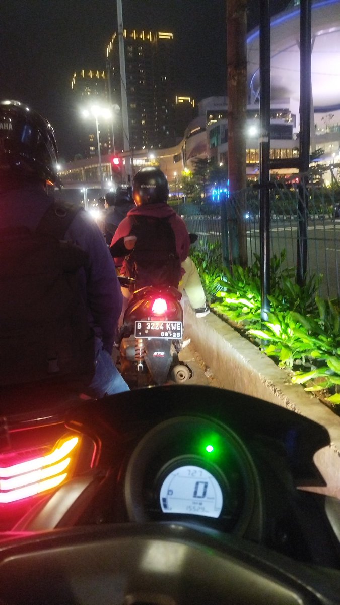beezqueed's tweet photo. @convomf laporan pap lagi dijalan doang ke ayang wkwkwk https://t.co/zXJ4RBrx9h