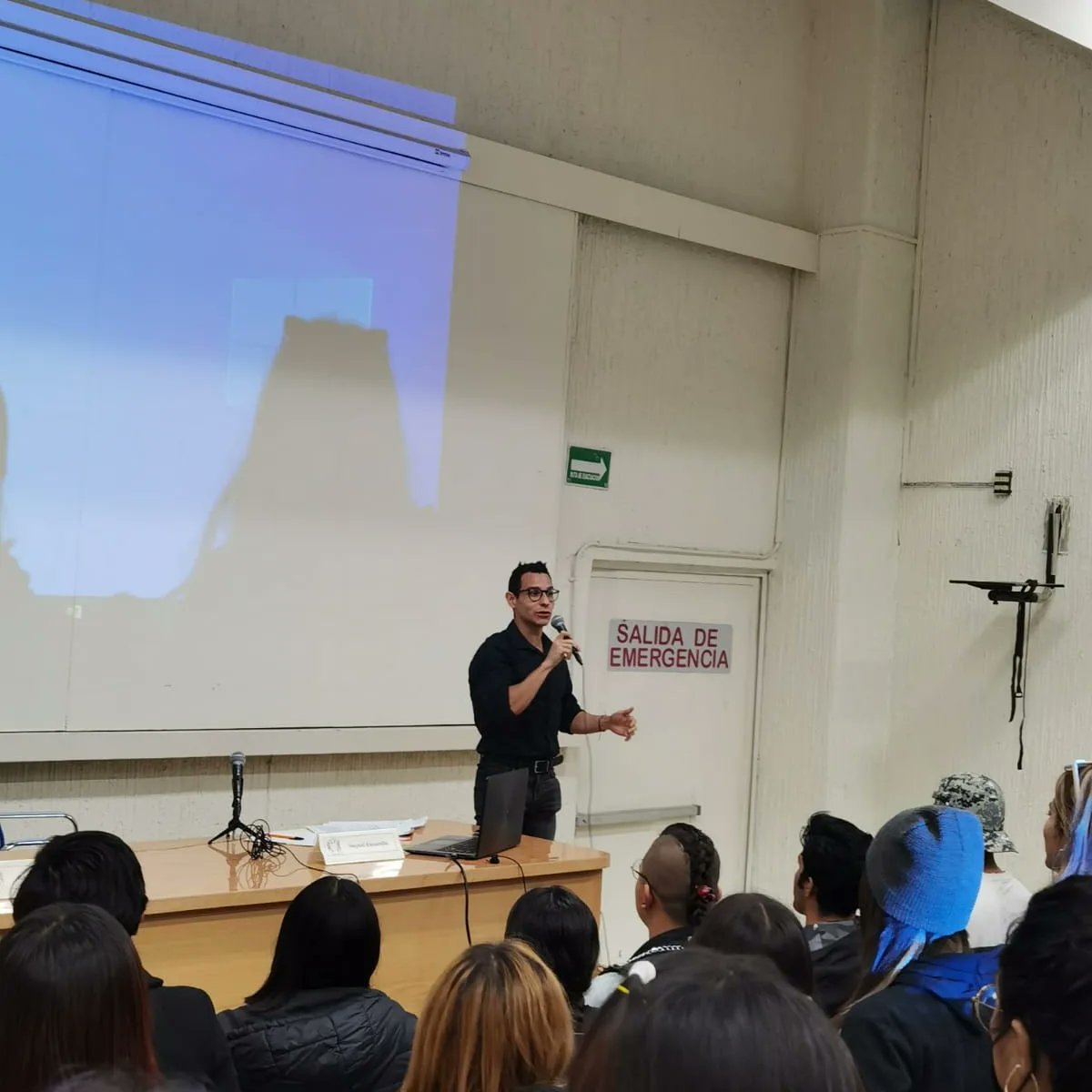 gabrieldelavega's tweet photo. Increíble la pasamos en esta edición del Comunicafest 2022 en la gloriosa @UNAM_FCPyS charlando sobre el lenguaje no verbal y las emociones y su impacto en la comunicación.
Gracias @heyselescamillayo por hacerlo posible.
#comunicafest #fcpys #conferencia #speaker #speakers https://t.co/EWXblLGljb