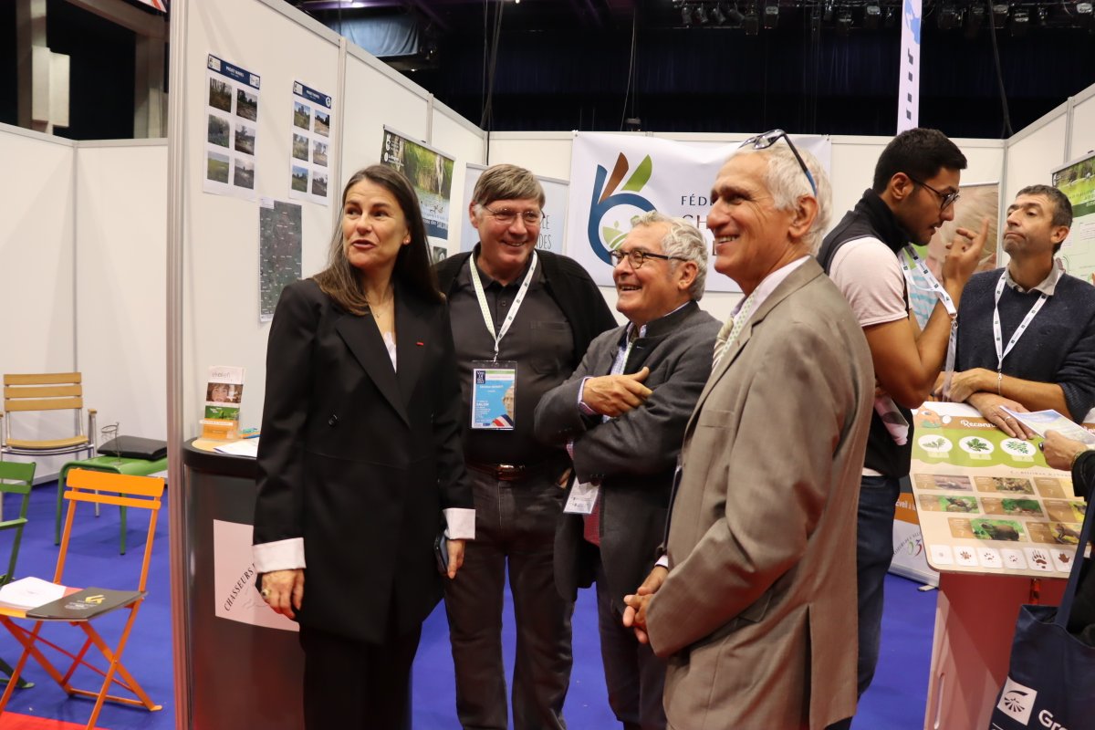 Prefet03's tweet photo. #Salondesmaires
V.Hatsch, @Prefet03, @VeroPouzadoux, pdte #AMF03 et JC Pérot, pdt @cci_allier se sont rendus sur les stands de la chambre des métiers 03, @Chambreagri03 et Fédération des chasseurs 03 https://t.co/xw4RAoCOS2