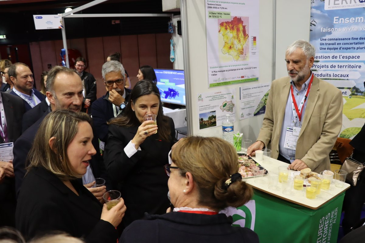 Prefet03's tweet photo. #Salondesmaires
V.Hatsch, @Prefet03, @VeroPouzadoux, pdte #AMF03 et JC Pérot, pdt @cci_allier se sont rendus sur les stands de la chambre des métiers 03, @Chambreagri03 et Fédération des chasseurs 03 https://t.co/xw4RAoCOS2