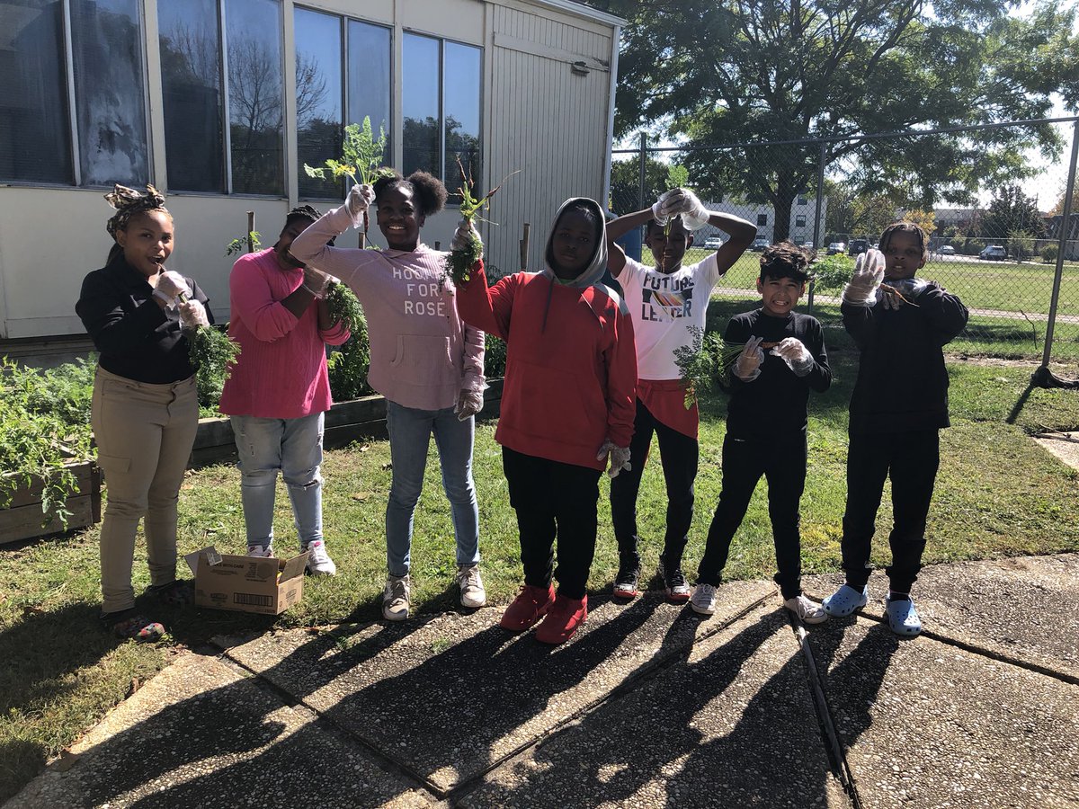 Today AmeriCorps took students into the MLK garden to pick carrots and remaining tomatoes 🥳 <a href="/PrincipalPJM/">Medina</a> <a href="/Asbury_ParkSD/">Asbury Park Schools</a> @APDirCI_ERuiz