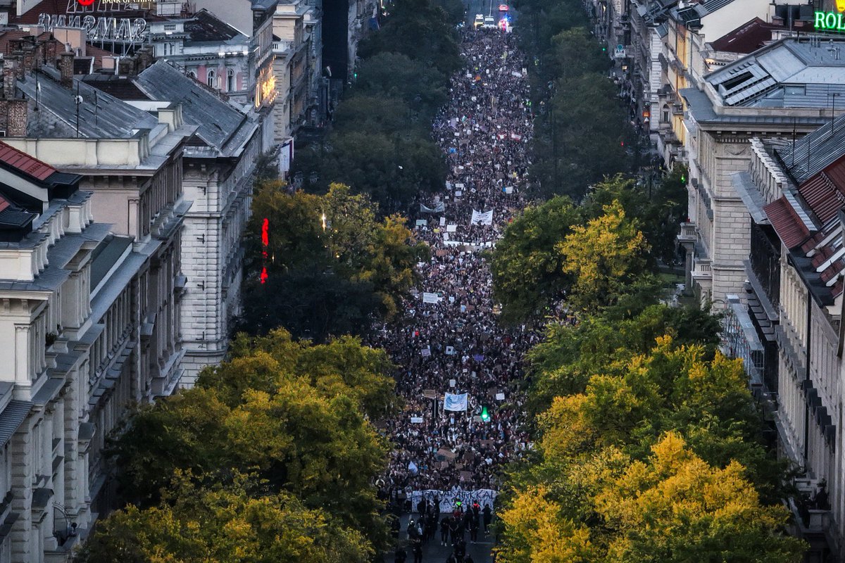 Happening now‼️Mass protests in Budapest continue. People have had enough of the Orban government defunding public education &amp; sacking teachers who dare to raise their voice.

📸 Daniel Nemeth <a href="/444hu/">444</a>