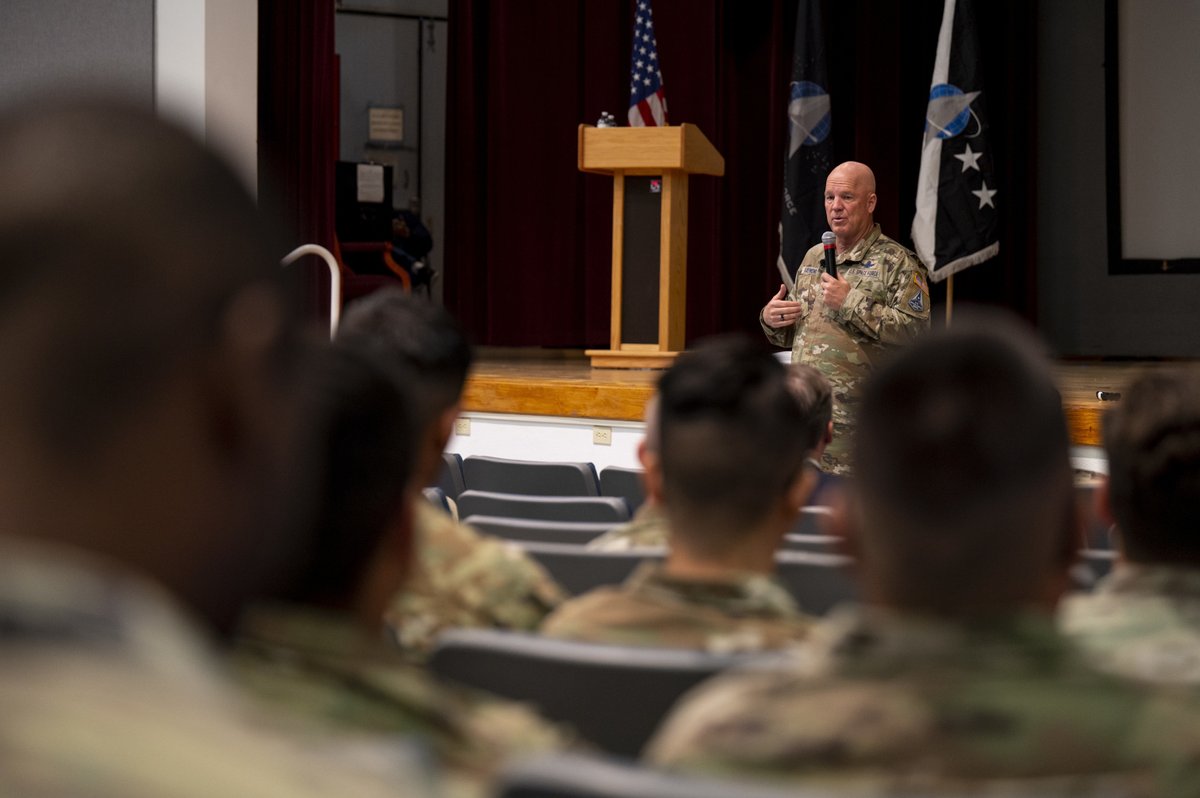 .@SpaceForceCSO Gen. John 'Jay' Raymond and CMSFF Towberman recently visited Kirtland AFB, NM to speak with #Guardians and Airmen about the future of the Space Force, through dialogue between those who accomplish the mission every day. #OneTeamOneFight #SemperSupra