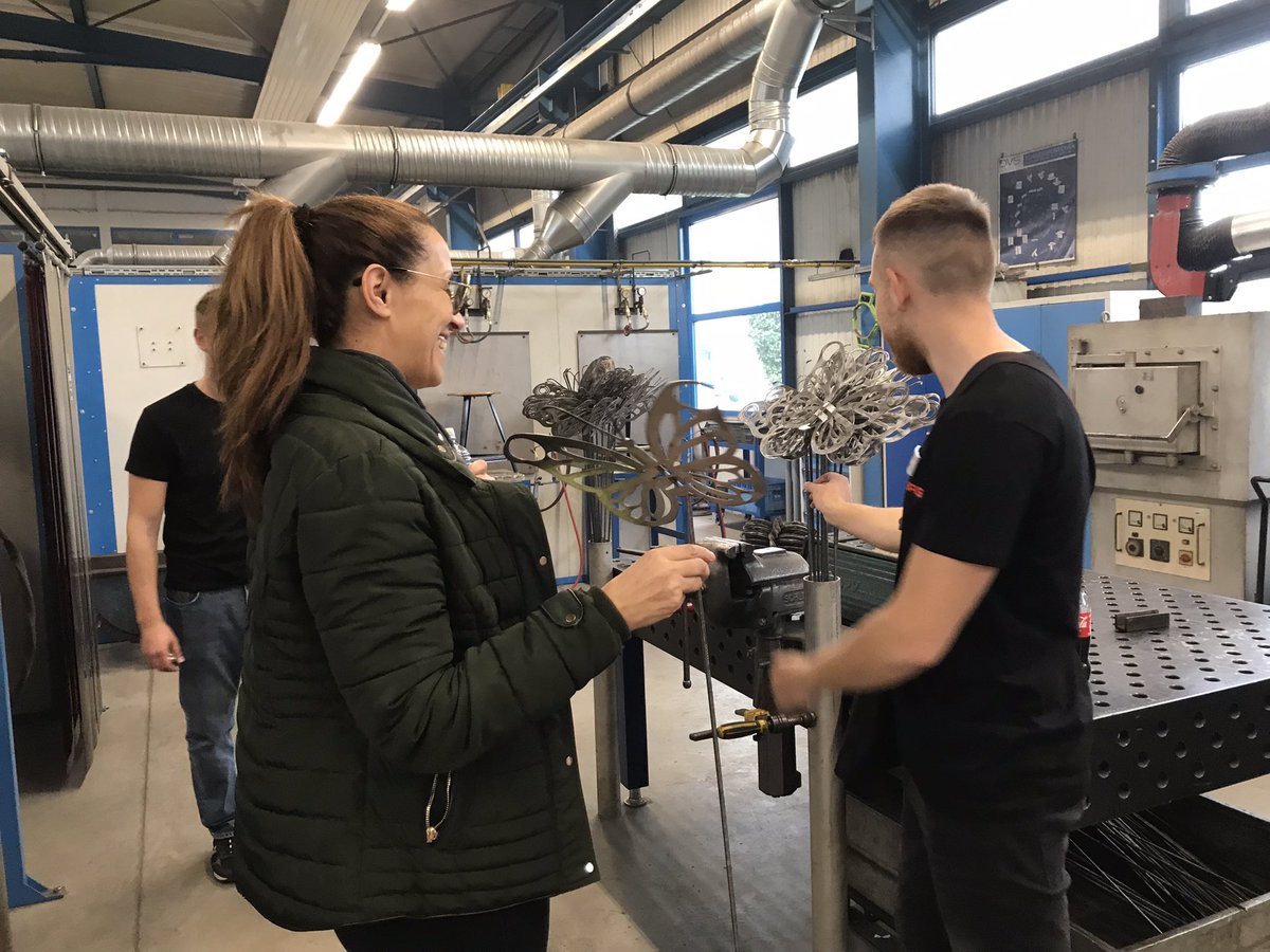 LisaMaria_Vogel's tweet photo. Visite de la BAG-BSW avec les participants du #Rheinparcours dans le cadre de la ‘Nacht der Ausbildung’  dans le port de Kehl. Une belle occasion de mettre en pratique leur première connaissances en allemand et de découvrir des possibilités de formation🚀 https://t.co/9a9PW3igk0