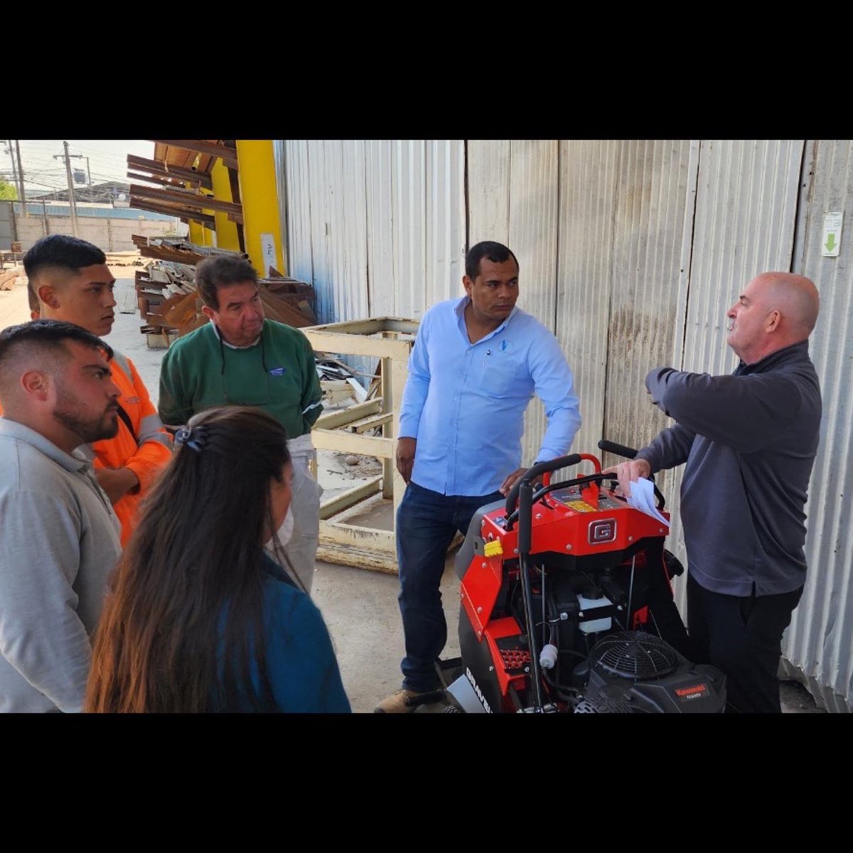 segaexport's tweet photo. Otra entrega y otro cliente satisfecho. ¡Gracias https://t.co/npIJte3uMi por elegir @gravelymowers y gracias @aberiego @gravelychile por sus esfuerzos!  #tractorgirocero #girocero #cortacesped #cortagrama #gravelyprostance #gravelyprowalk #gravelymowers #gravely https://t.co/zBvXlzV3N6