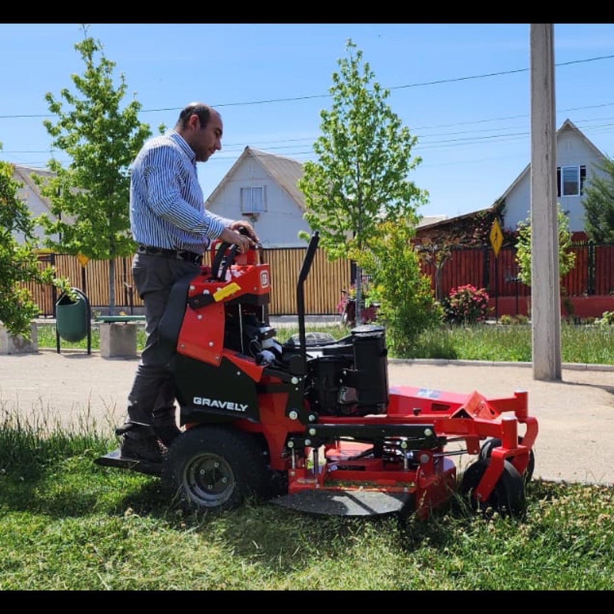 segaexport's tweet photo. Otra entrega y otro cliente satisfecho. ¡Gracias https://t.co/npIJte3uMi por elegir @gravelymowers y gracias @aberiego @gravelychile por sus esfuerzos!  #tractorgirocero #girocero #cortacesped #cortagrama #gravelyprostance #gravelyprowalk #gravelymowers #gravely https://t.co/zBvXlzV3N6
