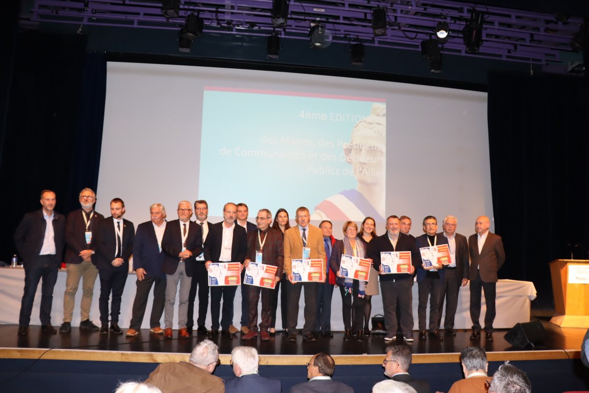 #Citoyenneté
A l'occasion du Salon des Maires de l'#Allier, V. Hatsch, <a href="/Prefet03/">Préfet de l'Allier</a>, a participé à la remise des prix de la Marianne du Civisme. 
👏 Félicitations à Saint-Caprais, Meillers, Autry-Issards, Besson, Neuvy &amp; Bellerive/Allier