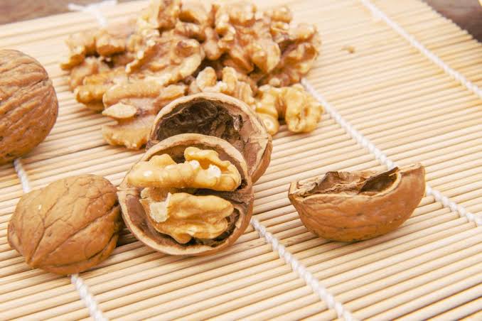 myRapidbite's tweet photo. Research has it that consuming walnuts regularly does improve brain function. Easy to add to the diet, they are very rich in nutritional content. 

They have a high amount of polyunsaturated fat, vitamins, and minerals like potassium and iron. 

Here are some of the benefits: https://t.co/jvVnHJSeNH