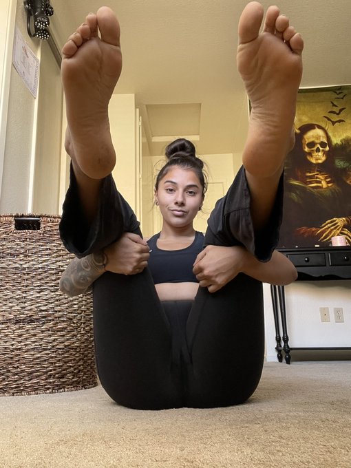 Time for some morning stretching 🤭🦶🏼 https://t.co/6cEgWQzBD8