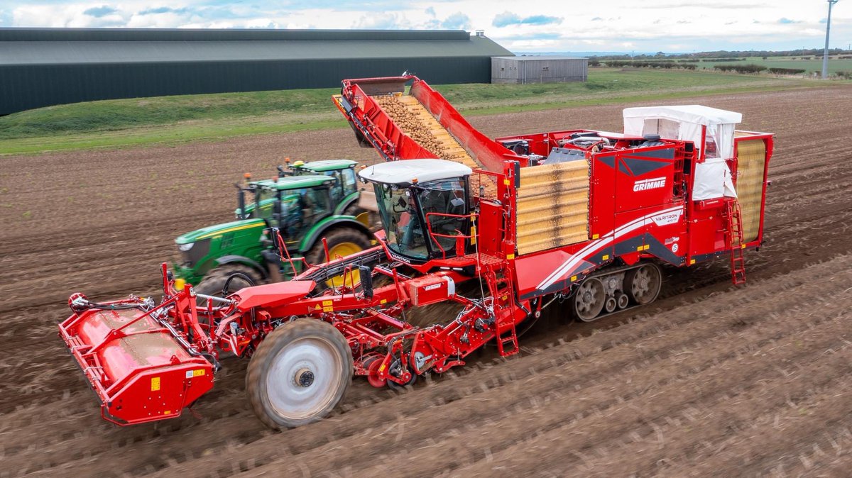 GRIMMEGroup's tweet photo. #GRIMMEworldwide
Our new VARITRON 470 TT is doing a great job in UK 🇬🇧 @GrimmeUK 
#GRIMME #GRIMMEGroup #worldwide #VARITRON https://t.co/RJ8xRqL4Vh
