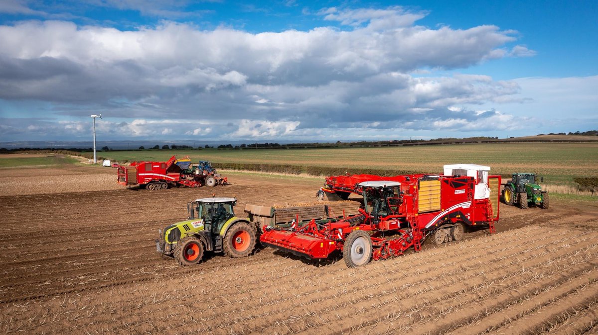 GRIMMEGroup's tweet photo. #GRIMMEworldwide
Our new VARITRON 470 TT is doing a great job in UK 🇬🇧 @GrimmeUK 
#GRIMME #GRIMMEGroup #worldwide #VARITRON https://t.co/RJ8xRqL4Vh