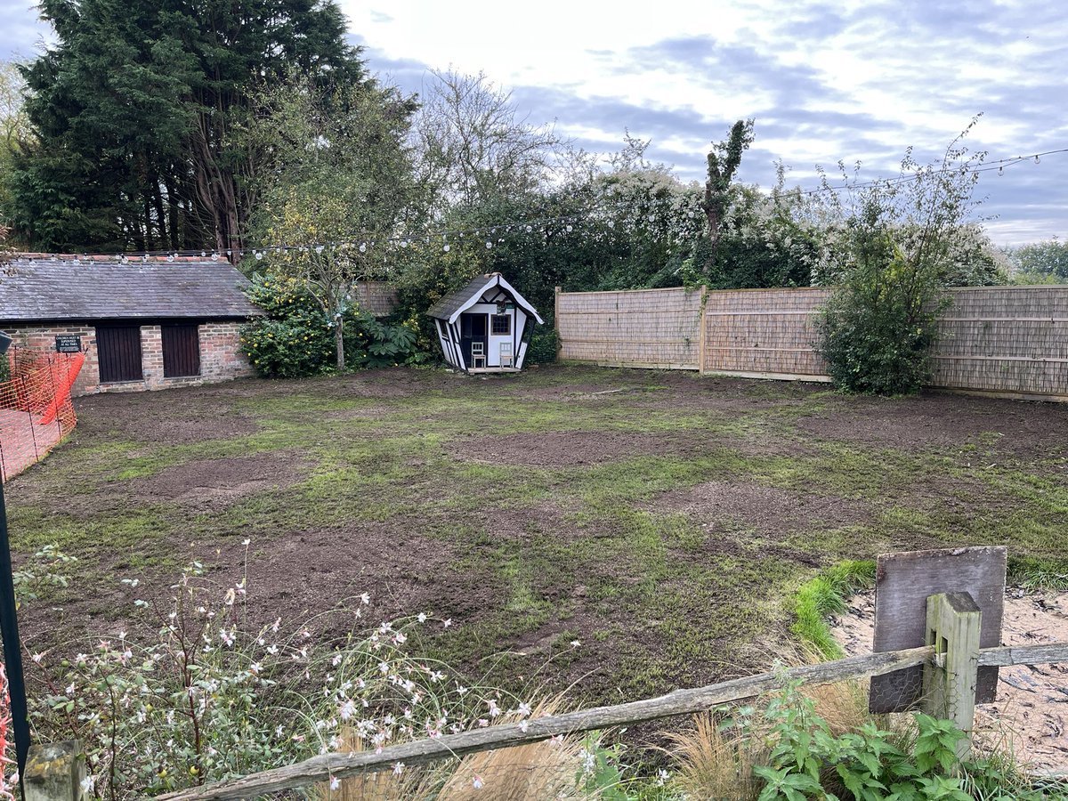 LawnMasterTim's tweet photo. Transforming my local pubs lawn.  Perfect Client. 🤣🍺 @FountainAshurst https://t.co/8uyiESuQld