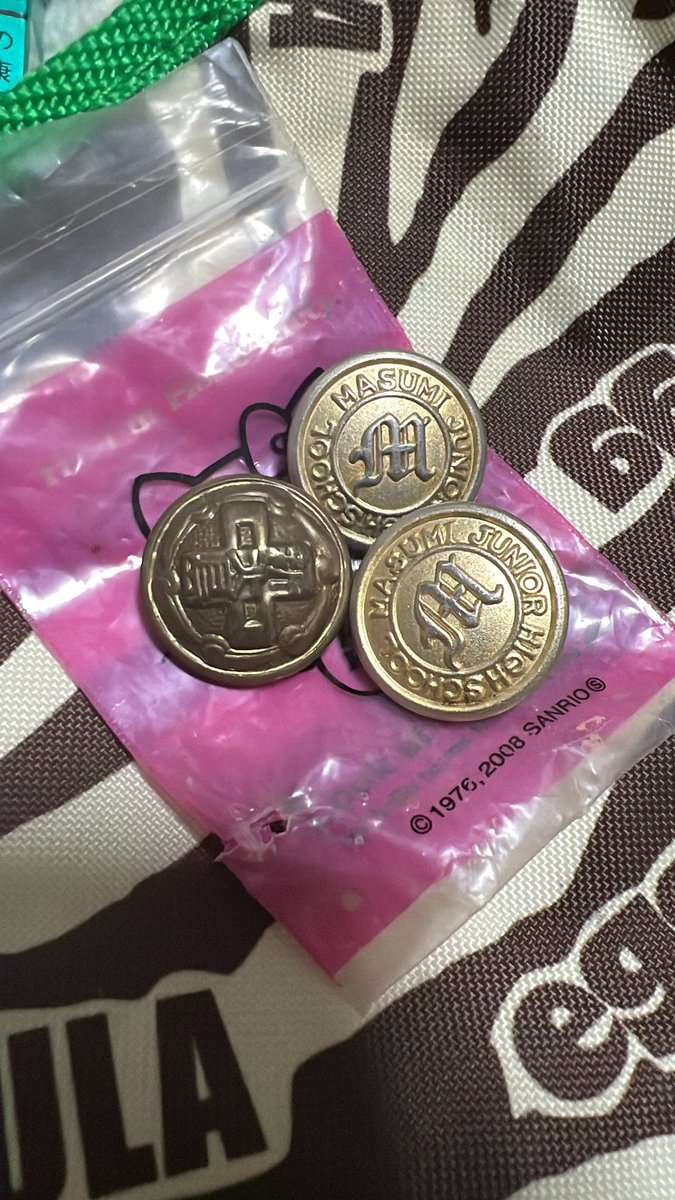 押入れの奥から昔卒業式に第二ボタン貰うみたいな感じのやつであろうボタン出てきたんやけどだれの？笑
新北とか余計だれのやねん😂捨てたけど