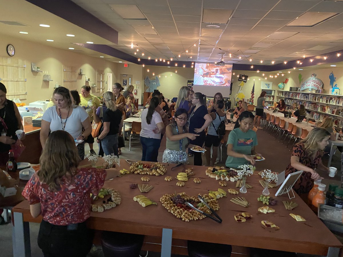 Villas PTA was happy to work with the admin and staff of <a href="/VillasElem/">Villas Elementary</a> to welcome our staff back on campus! <a href="/LeeSchools/">School District of Lee County</a>
