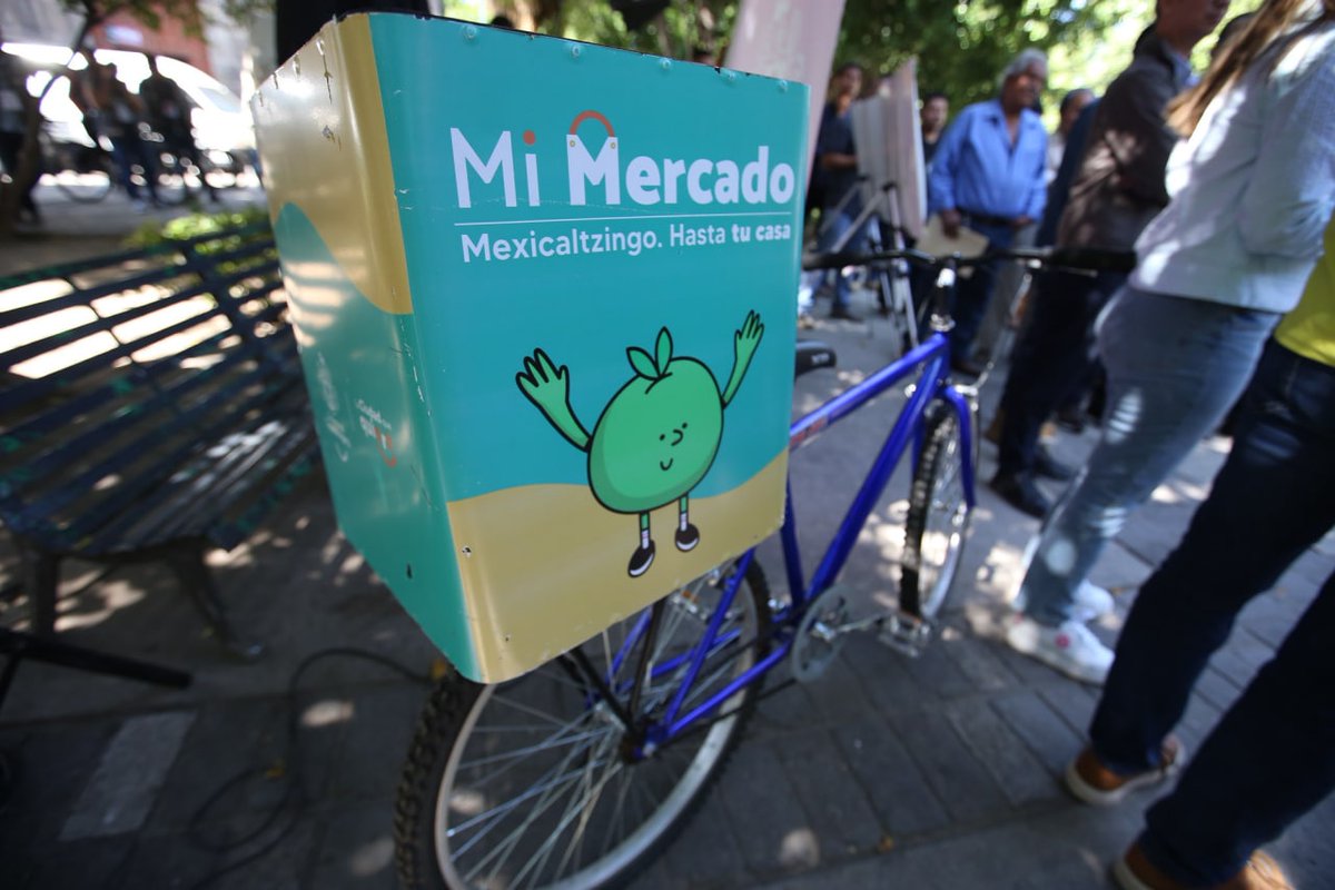 MovCiudadanoJal's tweet photo. Como parte del programa #MiMercado, se dejó como nuevo el mercado de Mexicaltzingo. Además de cuidar la imagen de este histórico lugar, se otorgó a las y los locatarios herramientas como terminales de pago con tarjeta y bicicletas para realizar envíos. https://t.co/TZjbpDgDQx ✨ https://t.co/SgAS9y3ctH