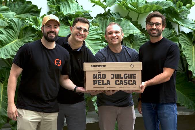 conectapme's tweet photo. A MERCADO DIFERENTE é uma startup que combate o desperdício de alimentos orgânicos perfeitos para o consumo mas "fora do padrão" no mercado tradicional. A assinatura de uma cesta grande semanal resgata, por ano, até 265 quilos de alimentos que de outra forma seriam rejeitados. https://t.co/uDeeN4CzYW