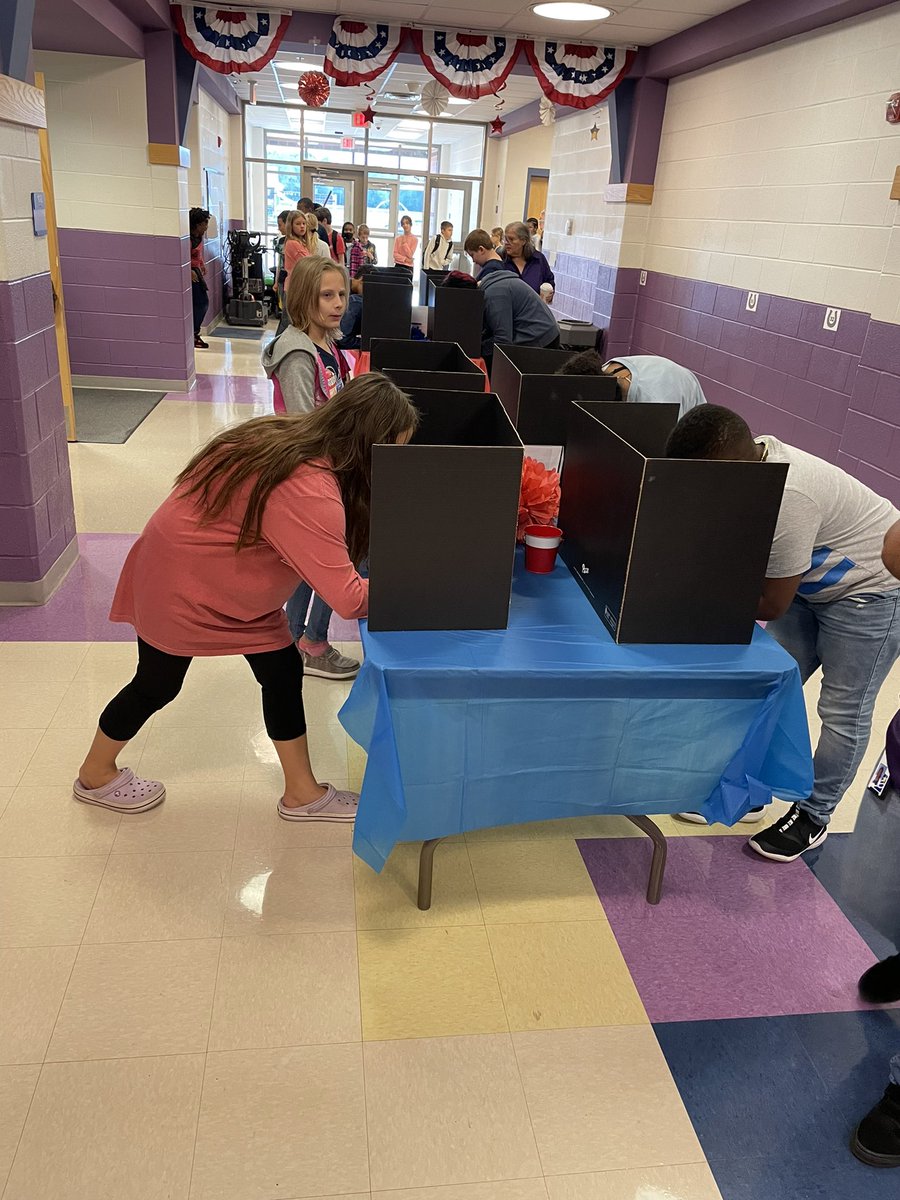 jsojuro's tweet photo. @kscary05 The @SWEStangs Election Hall was a buzz with excitement! #SWESuccess #BuildingtheBestSPS @sabwalls86 🗳🇺🇸♥️🤍💙🇺🇸🗳 https://t.co/7iBaOXRpdm