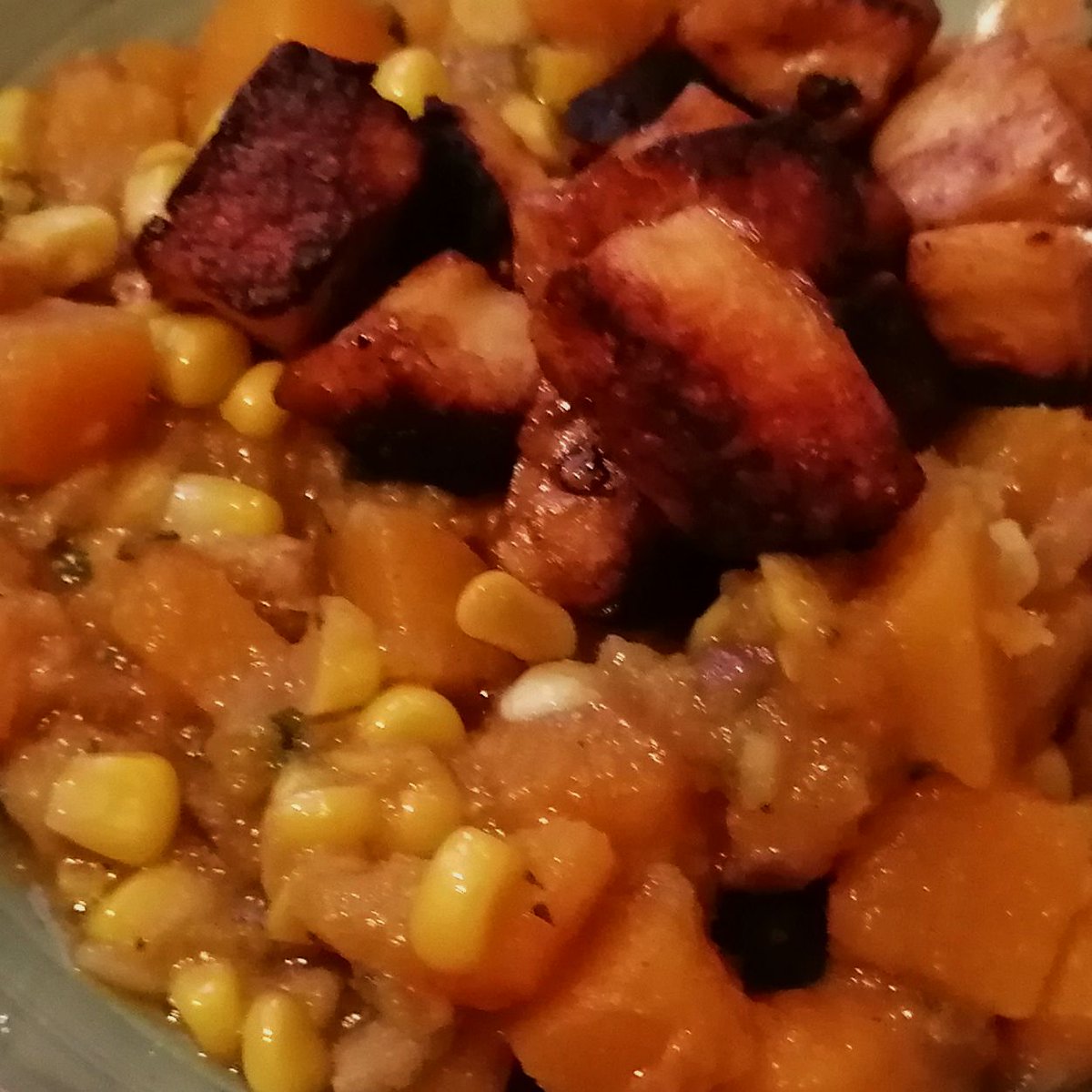 MikeKocht's tweet photo. #Löffelgericht heute im veganen #Twooking
Gemüseverwertung im #Nowaste Gedanken
#Curry von #Kürbis (#Butternuss) und #Mais
Dazu gebratener #Chili #Tofu
https://t.co/2MoHoN4XYa https://t.co/IP8yHsMmKk