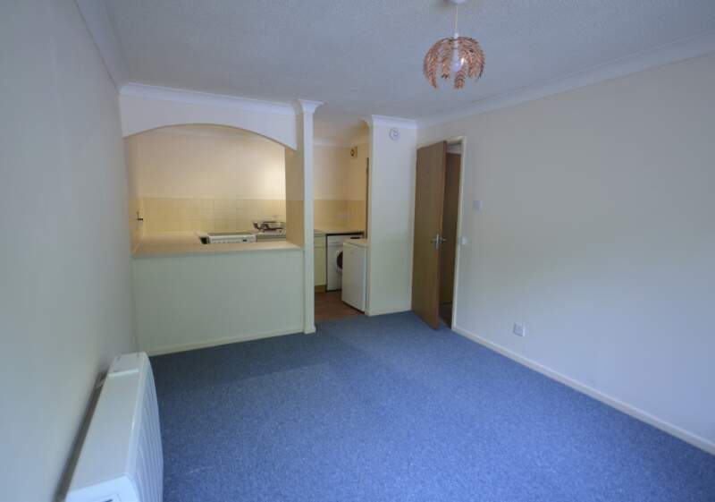 Opportunity for a #firsttimebuyer to get on the #property ladder with this well presented, one bed, ground floor apartment with parking.

🏠 Rena Hobson Court, #Tiverton
💰 Guide Price £99,950
🌐 seddons.com/view-property/…
📞 01884 253500 

#EstateAgents #MidDevon