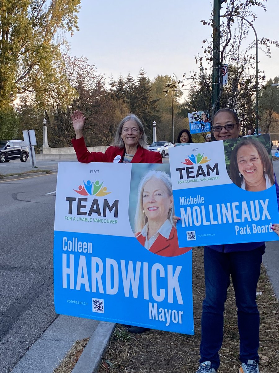 The power TEAM on Burrard Bridge this am…tons of honks and waves! The ground swell of support was OUTSTANDING!!! And a massive thank you to our volunteers!
 <a href="/CllrHardwick/">Colleen Hardwick</a> @VanCityMichelle <a href="/604Param/">Param Nijjar</a> <a href="/GracequanVan/">Grace Quan</a> <a href="/CletaBrown4Van/">Cleta Brown</a> <a href="/vote4team/">TEAM for a Livable Vancouver</a>