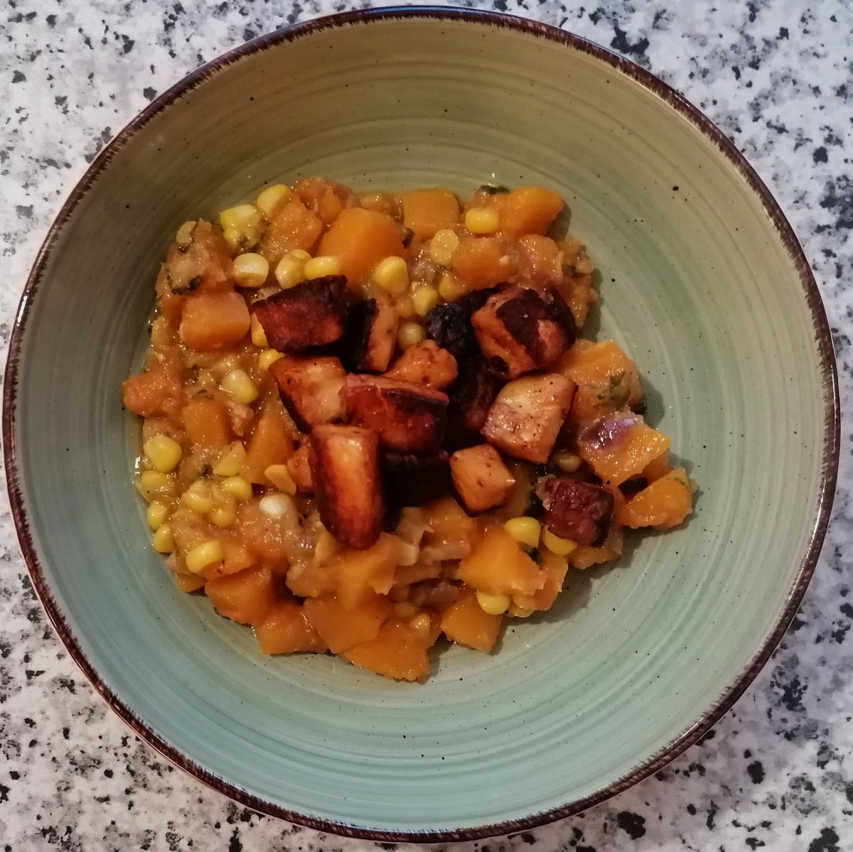 MikeKocht's tweet photo. #Löffelgericht heute im veganen #Twooking
Gemüseverwertung im #Nowaste Gedanken
#Curry von #Kürbis (#Butternuss) und #Mais
Dazu gebratener #Chili #Tofu
https://t.co/2MoHoN4XYa https://t.co/IP8yHsMmKk