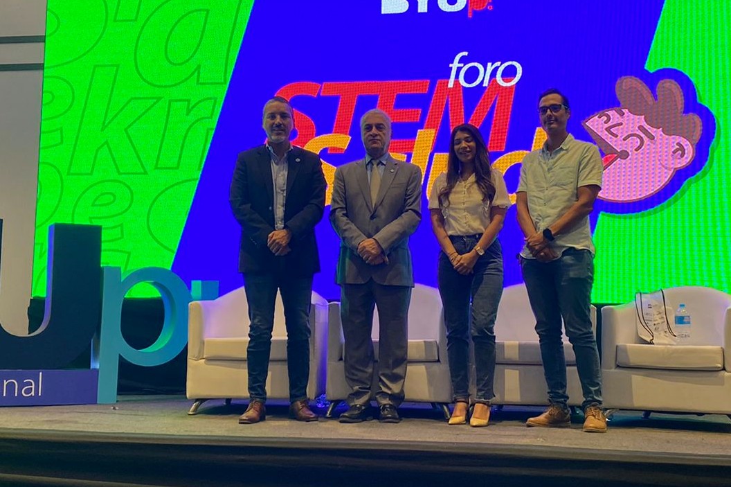 agabad5's tweet photo. Hoy participé del Foro de Carreras STEM 🤖 en el #CongresoVocacional 2022 #BYUp en #Guayaquil compartiendo experiencias sobre cómo es trabajar desarrollando tecnología innovadora en el país 🇪🇨 @Yqsigo https://t.co/SAWnAUX1Np https://t.co/DKXBaPEBFj