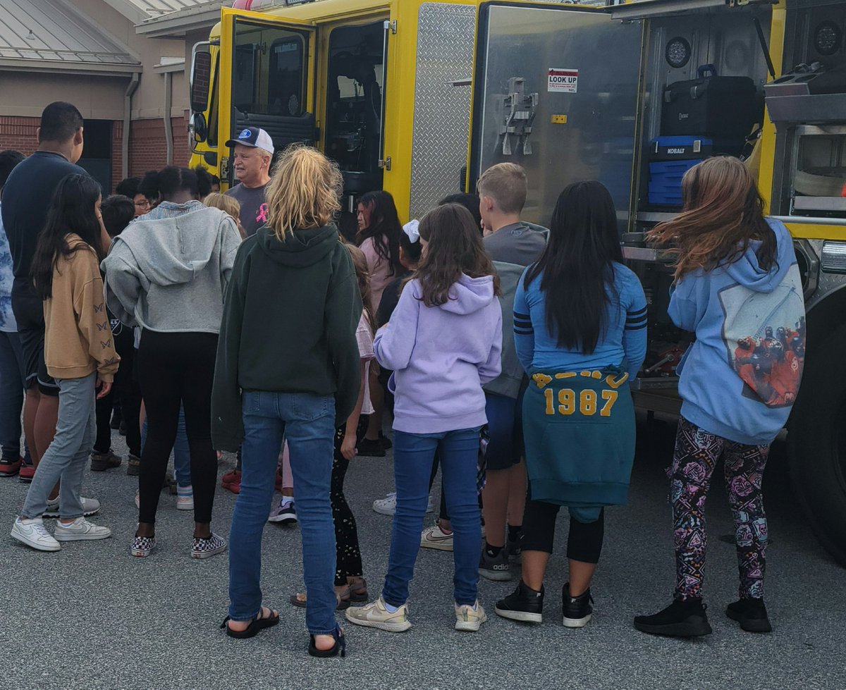 Wildcats_Prin's tweet photo. Thank You Dana Fire Department for taking time to teach out Wildcats about Fires Safety during Fire Prevention Week! #danaleads22 #HCPSFamily https://t.co/z6aCeJoa25