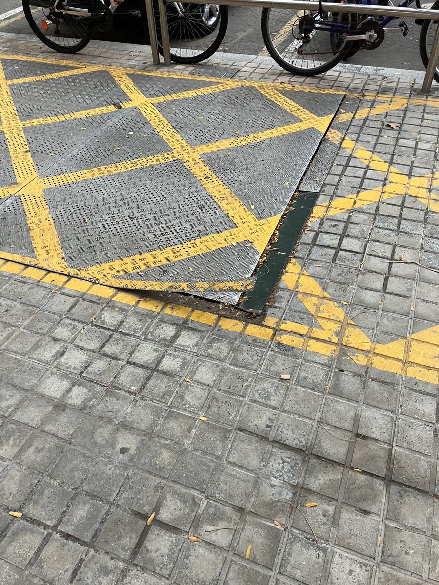 ⁦<a href="/Adif_es/">Adif</a>⁩ ⁦<a href="/bcn_ajuntament/">Ajuntament de Barcelona</a>⁩  Salida de emergencia frente Mallorca 621. Chapa levantada y cualquier persona, sobre todo invidentes pueden tener un accidente