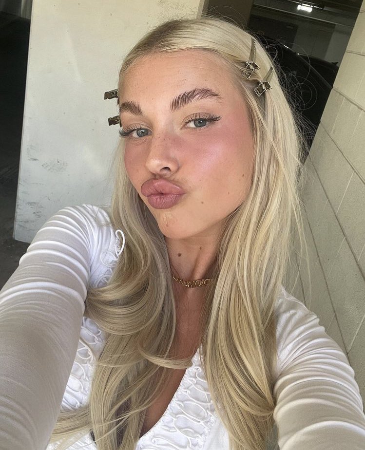 msraudrsbase's tweet photo. nome: annabeth chase
idαde (16-19): 19
sexuαlidαde: bissexual
pronomes: ela/dela
frαternidαde: sonserina
erα: golden
user: @BETHCHASE0 
extrαcurriculαr: estudo de runas antigas
shαpe + 2 fotos: alexa tiziani https://t.co/KhC5bVlZiG