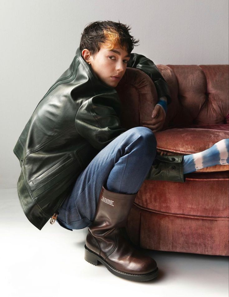 msraudrsbase's tweet photo. nome: frank longbottom
idαde (16-19): 18
sexuαlidαde: bissexual 
pronomes: elu/ele/ela 
frαternidαde: grifinória 
erα: marauders era
user: @franklongtopp
extrαcurriculαr: defesa contra as artes das trevas
shαpe + 2 fotos: bridgette lundy paine https://t.co/t16rIY4xsM