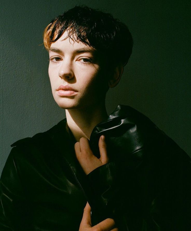 msraudrsbase's tweet photo. nome: frank longbottom
idαde (16-19): 18
sexuαlidαde: bissexual 
pronomes: elu/ele/ela 
frαternidαde: grifinória 
erα: marauders era
user: @franklongtopp
extrαcurriculαr: defesa contra as artes das trevas
shαpe + 2 fotos: bridgette lundy paine https://t.co/t16rIY4xsM