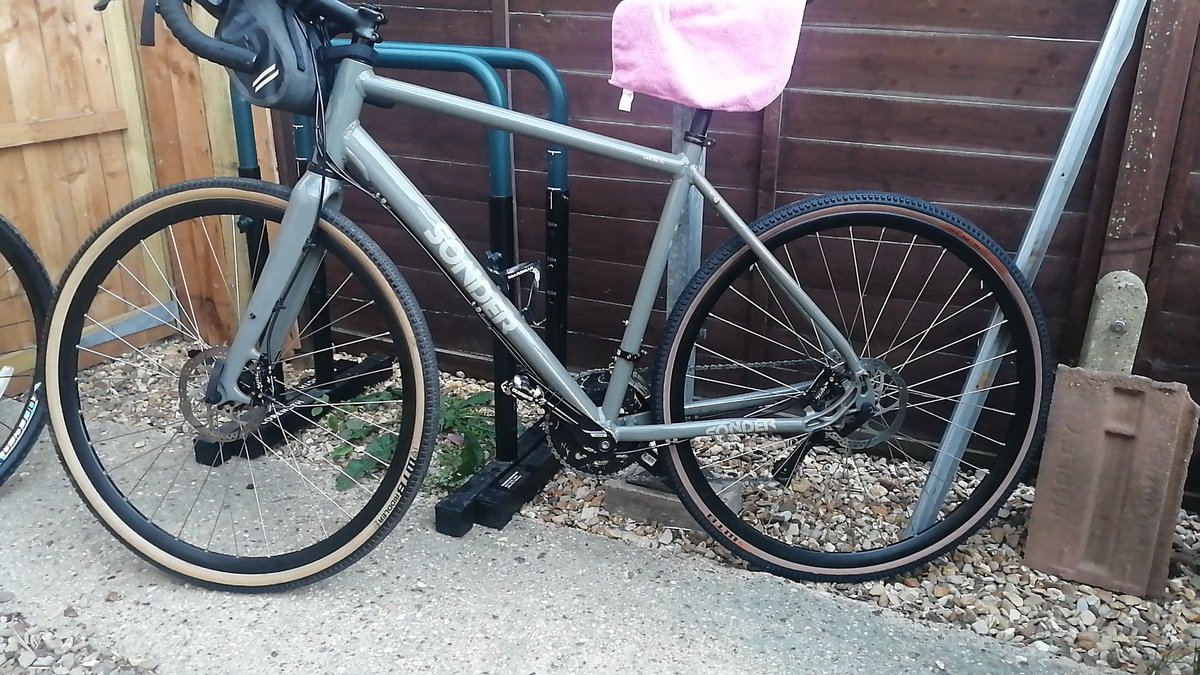 carters1664's tweet photo. @Wiggle_Sport tan wall tyres should look tan colour not like you've already took them on a dirty gravel ride. Not happy, tried DM you no response https://t.co/izjNeztLqv