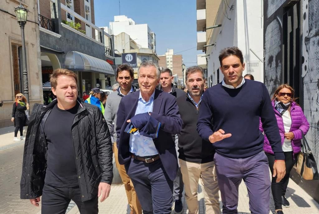 cristianritondo's tweet photo. En 2003 @mauriciomacri nos convocó a armar algo nuevo, distinto. Fundó el PRO, ganamos la Ciudad, la Provincia y la Nación. Ahora que la lucha es contra el populismo, no hay dudas de que van a hacer todo por dividirnos pero no va a pasar. Juntos somos imparables. https://t.co/W78cwzkviC